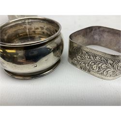 Group of silver to include cased set of six silver handled knives hallmarked Birmingham 1921 by Raeno Silver Plate Co, three hallmarked napkin rings etc together with silver plated and other metalware etc
