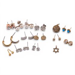 9ct gold jewellery, including St Christopher pendant, star charm and three pairs of stud e...
