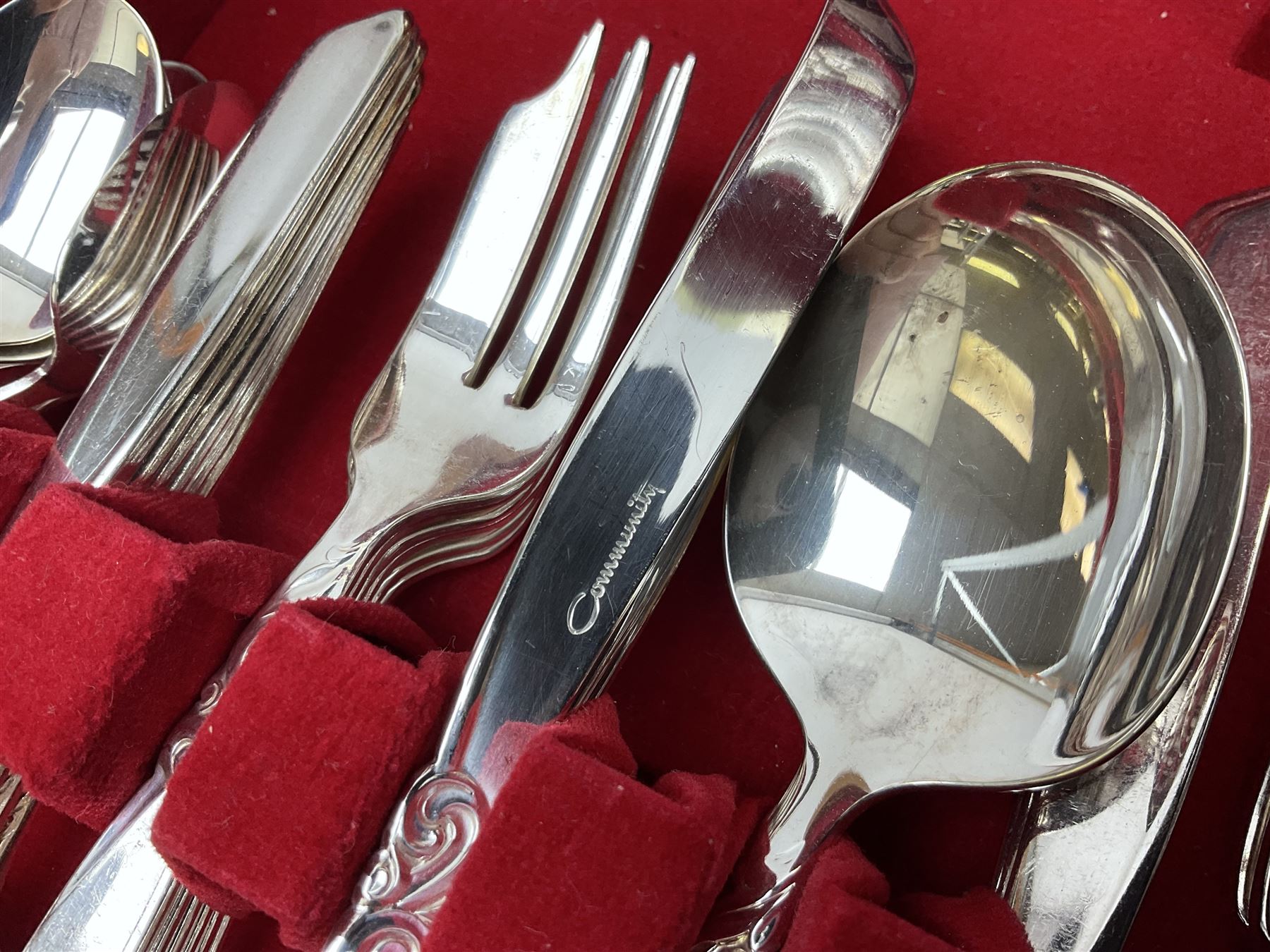 Cased canteen of Oneida Community silver plate cutlery