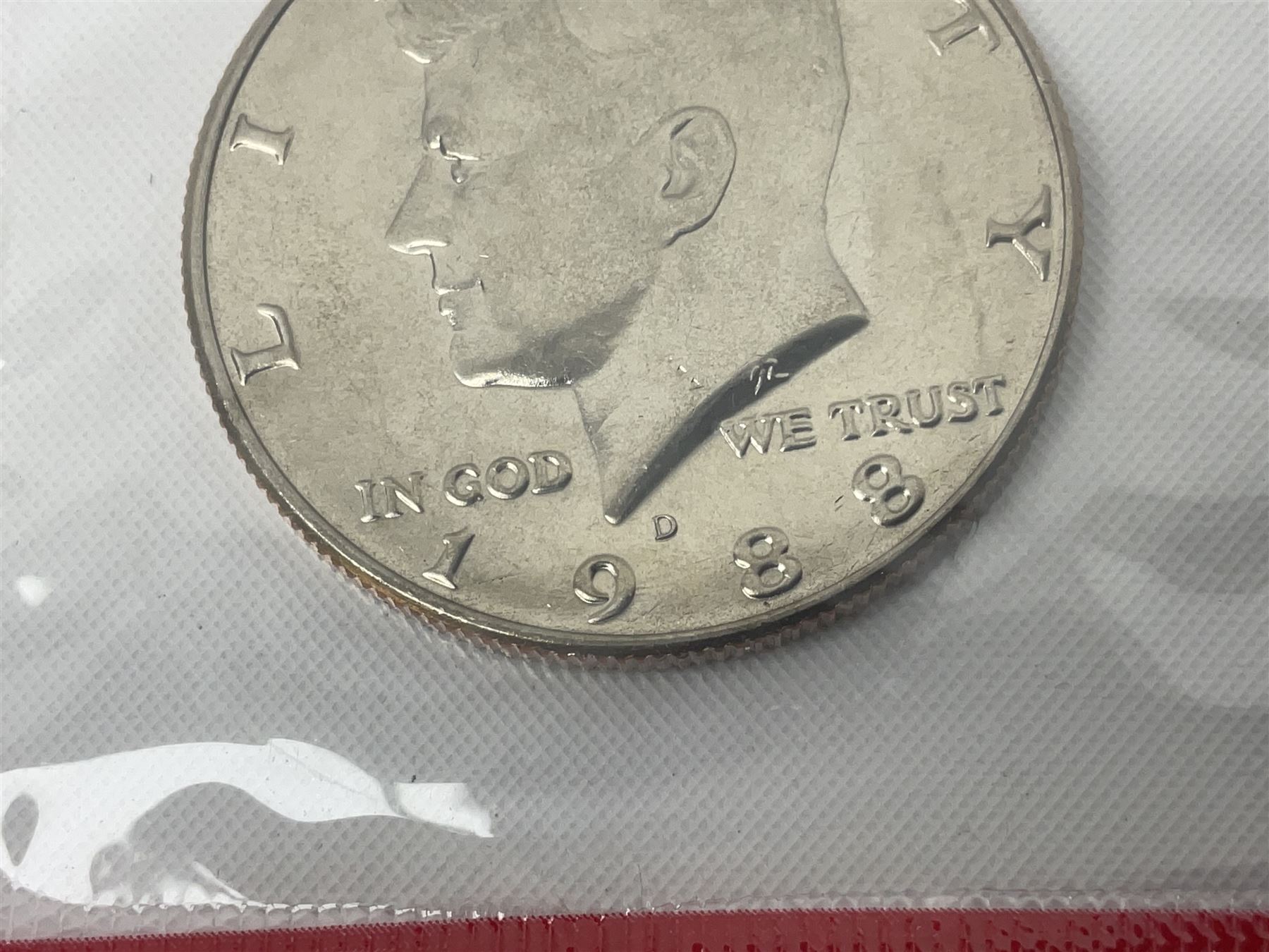 United States of America coinage, including 1876S half dollar (holed), various quarter dollars, 1986 one ounce fine silver dollar, 1988 uncirculated coin set etc