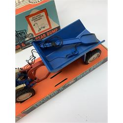 Britains Models - 9630 Ford 5000 tractor and Shawnee Poole Rear Dump with steering attachment and loading spade, in original box with lift-off top and display tray