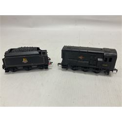 ‘00’ gauge - Airfix locomotive model kits comprising series 4 City of Truro kit and empty series 4 box, series 4 Mogul, two series 4 Harrow kits, all boxed; together with Rosebud Kitmaster Stirling kit and quantity of loose plastic locomotives and tenders from Airfix, Kitmaster, Ratio etc 