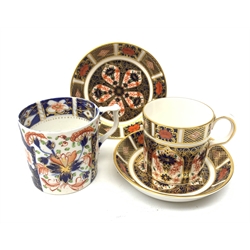 An early 19th century Crown Derby coffee can, together with three pieces of Crown Derby Imari 1128 pattern, comprising coffee can, and two small dishes. (4). 