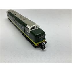 Graham Farish by Bachmann 'N' gauge - Class 47/0 locomotive no.D1779 and Class 55 Deltic locomotive no.D9007 (2)