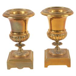 Neo-Classical red marble clock garniture, eight day movement, with urn top and lion mask handles, H34cm
