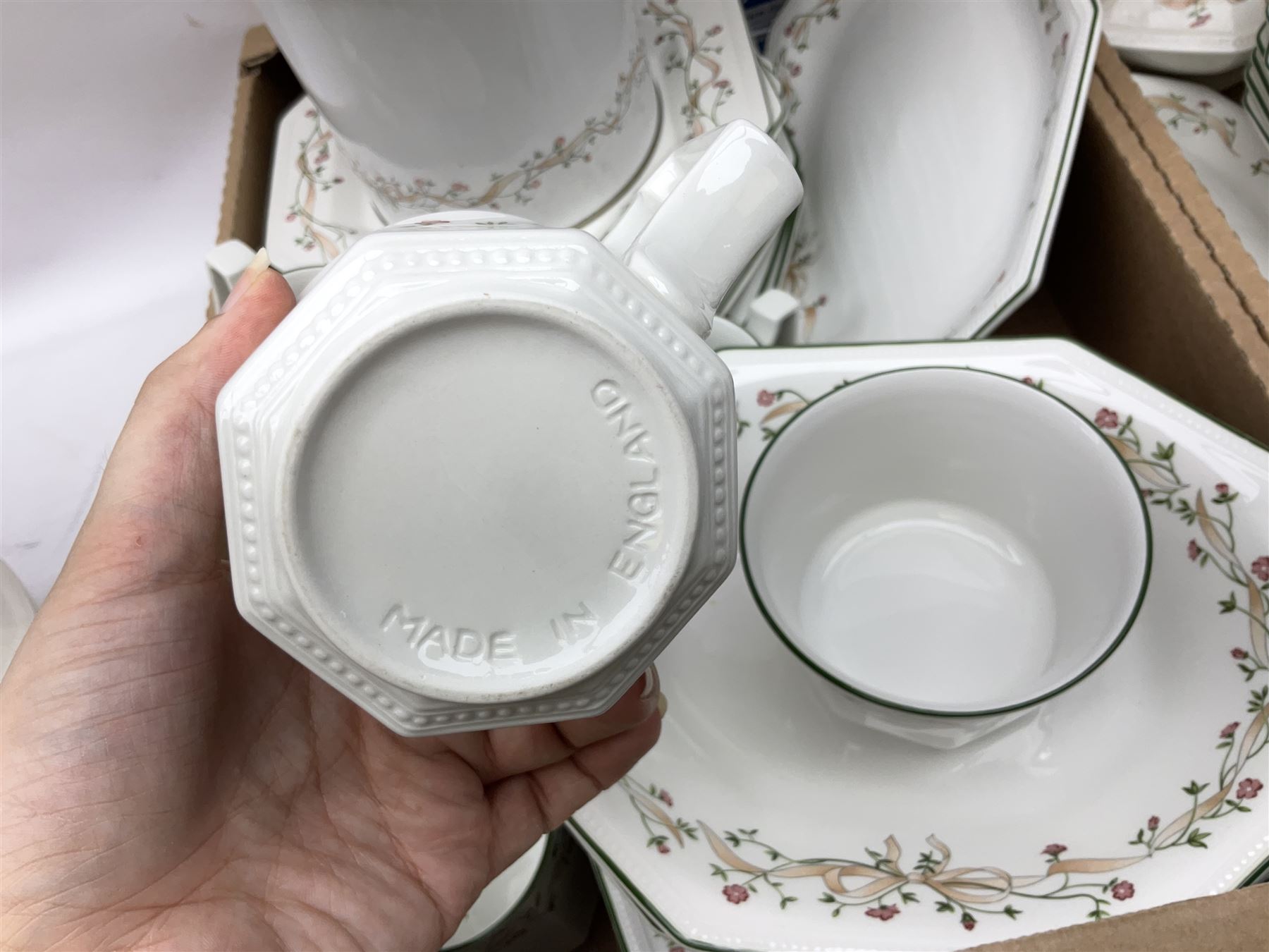Johnson Brothers 'Eternal Beau' tea and dinner wares, to include dinner plates, teapot and coffee pot, cups and saucers, milk jug and sucrier etc
