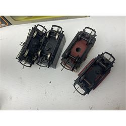 Various makers ‘00’ gauge - large quantity of rolling stock to include boxed Mainline, Graham Farish and Wrenn examples; loose examples to include Hornby, Tri-Ang, Joeuf etc 