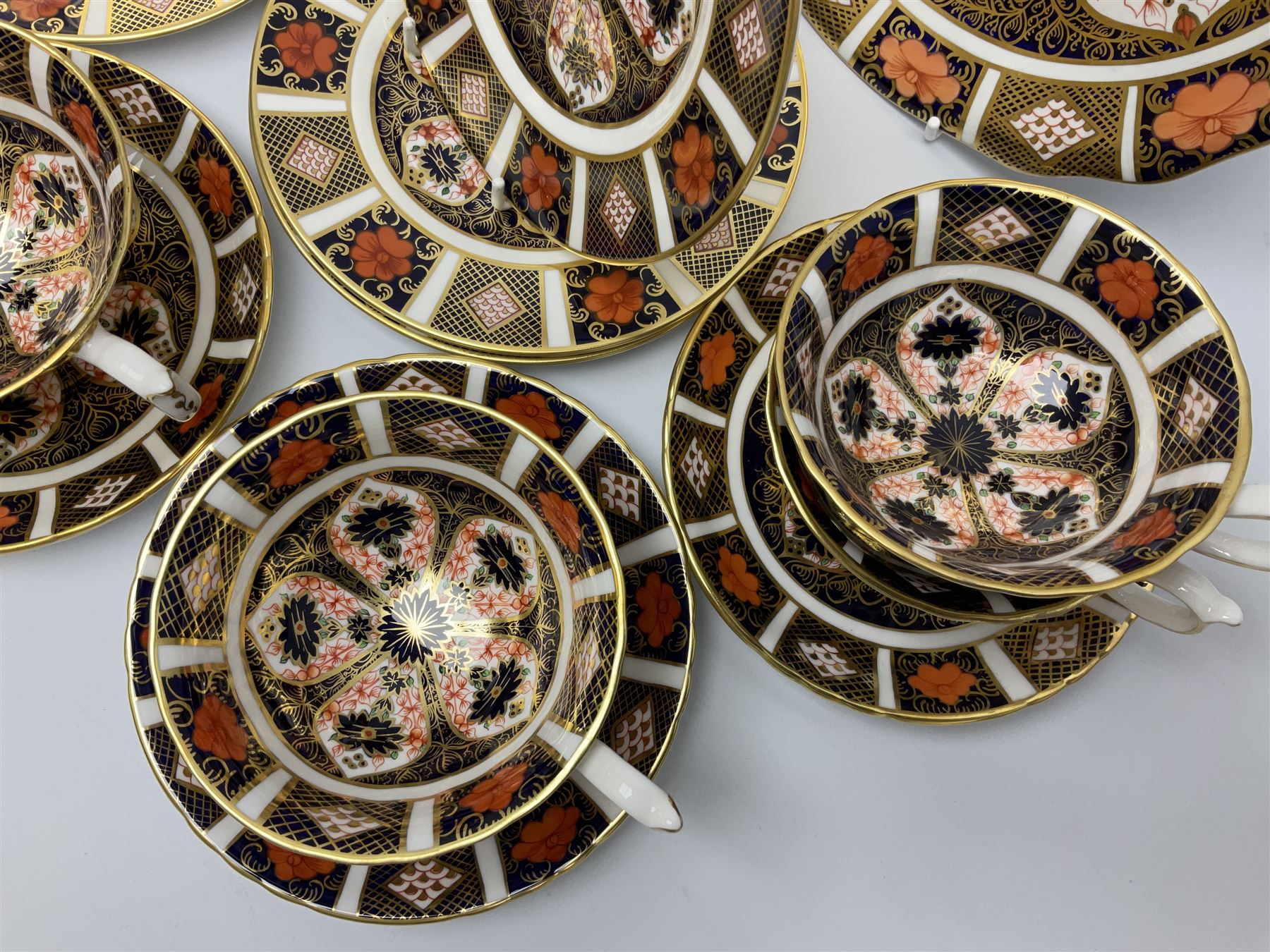 20th century Royal Crown Derby Imari 1128 pattern tea wares, comprising six teacups, five saucers, five side plates, a pair of serving plates, and one other with wavy rim, each with printed marks beneath including various year cyphers, side plates D16cm serving plates each approximately D22cm