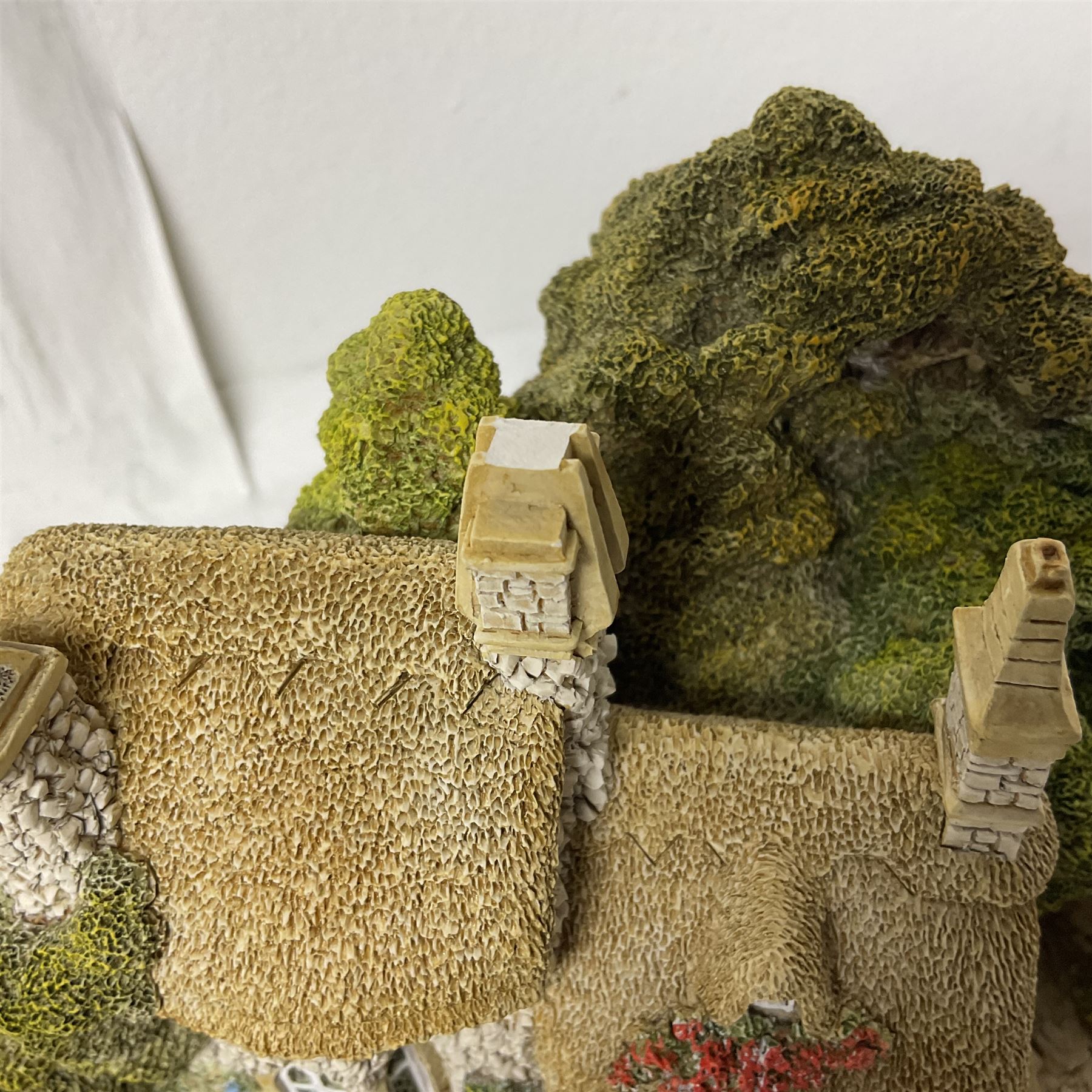 Nineteen Lilliput Lane models, including Dove Tails, Birdlip Bottom, Smallest Inn, Gossip Gate and Beehive Cottage, all with deeds and original boxes (19)