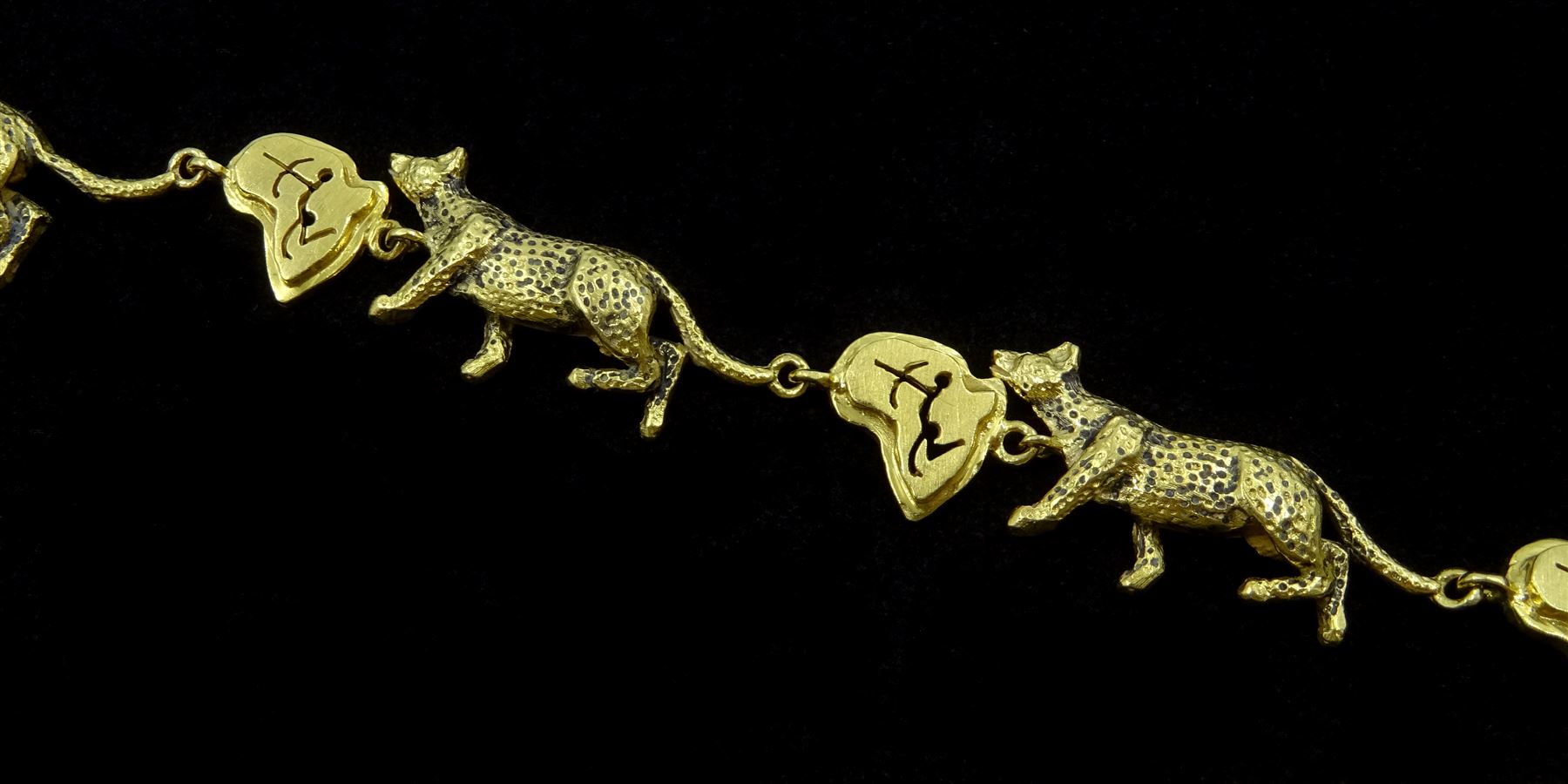 18ct gold leopard and hunting scene link bracelet, stamped 750