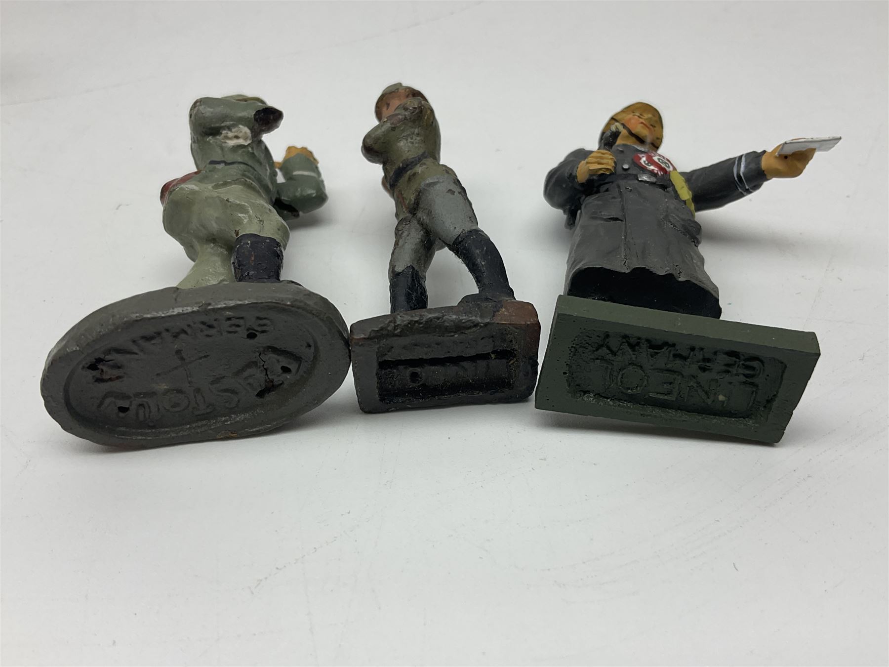 German Lineol Flak Artillery Gun on revolving base H11cm; four other Lineol WW2 German soldiers; and three Elastolin German soldiers including reclining radio operator (8)