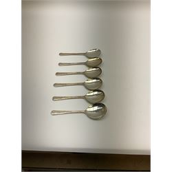 Oneida Community silver plated cutlery in the Mansion House pattern, comprising fithteen teaspoons, twelve soup spoons and six serving spoons together with matched cutlery, compromising fourteen forks, twentythree knives, twelve spoons, ten dessert spoons, one teaspoons,and a selection of other cutlery. 