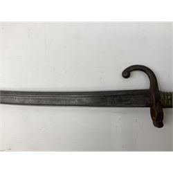 French 1866 pattern sabre bayonet with 57cm fullered steel curving blade dated 1872, in steel scabbard L71cm overall