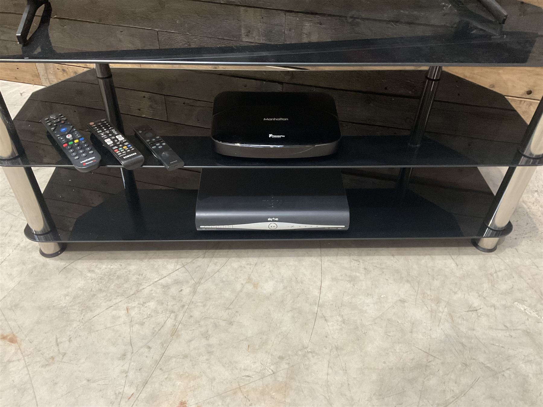 Samsung UE55BU8000K smart TV with accessories and stand  