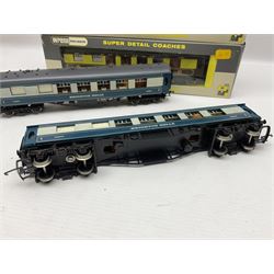 Wrenn '00' gauge - three Pullman passenger coaches 'Vera', 'Audrey' and 'Car No.86'; all boxed; and two 'Brighton Belle' 1st Class coaches Nos.S280S and S284S; both unboxed (5)