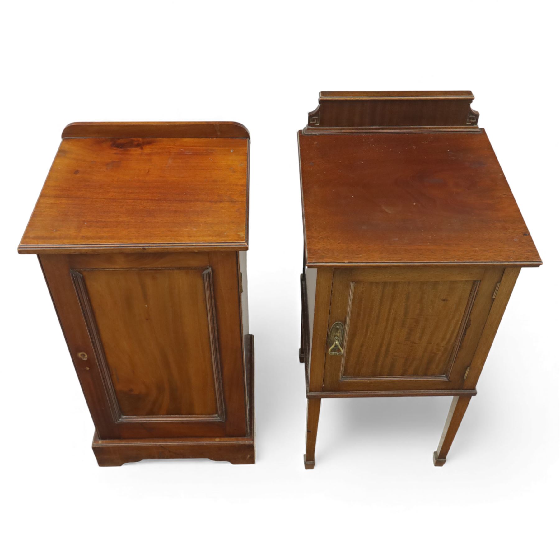 Two Edwardian mahogany bedside cabinets, each enclosed by a single panelled door, one with a raised gallery back and square tapering legs (H 84cm, W 40cm, D 40cm), the other of plinth-base form (H 77cm, W 40cm, D 35cm)