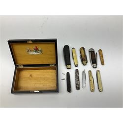 Veterinary fleams and other tools together with various veterinary books, including Hewthorn's Veterinary Guide, Farms and Farming - Vince, Veterinary Practice at Home, etc., and a collection of folding pocket knives, pen knives, hunting knife, etc.