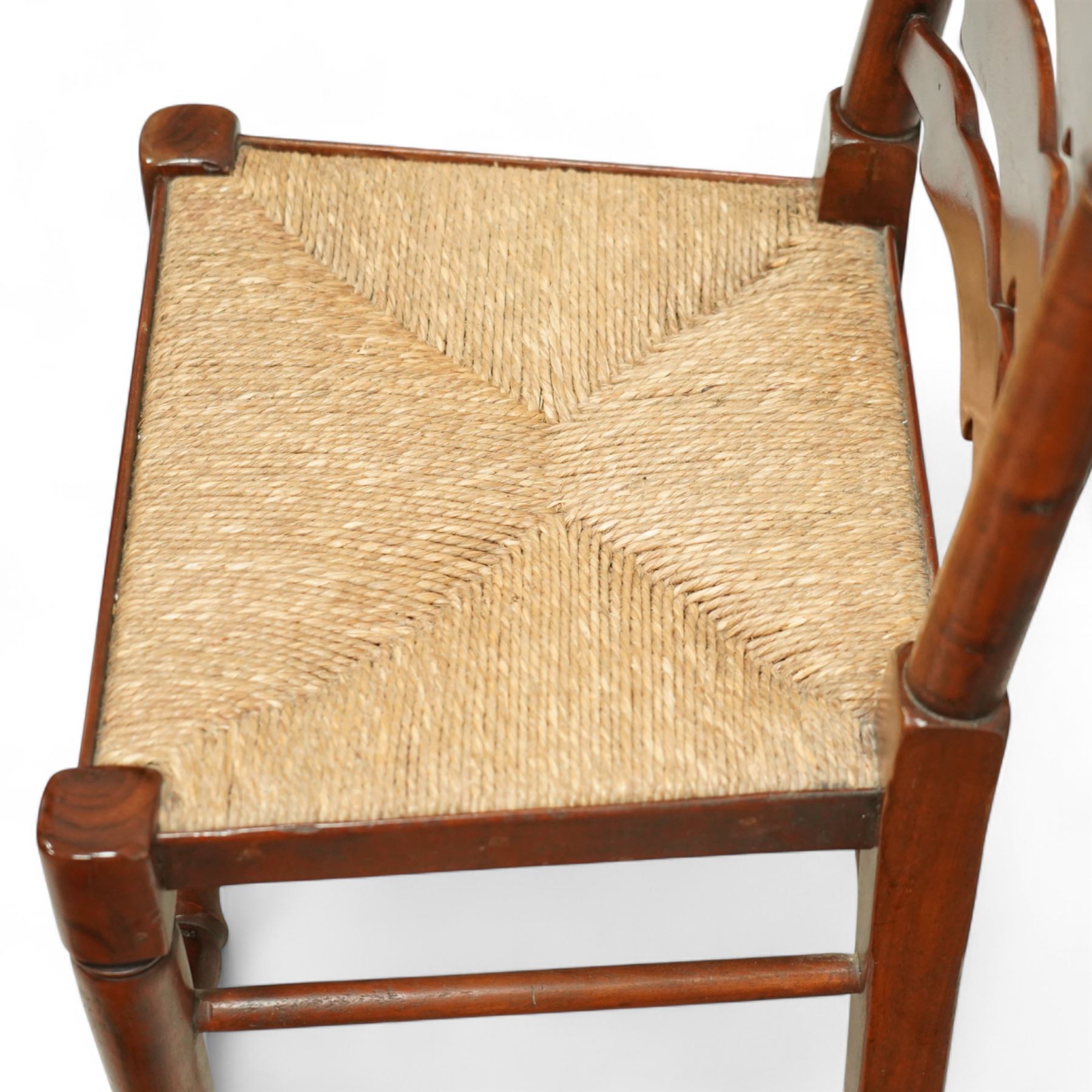 Mid-20th-century set of six elm ladderback chairs, with rush seat and five shaped horizontal back splats, turned front legs, and stretchers 