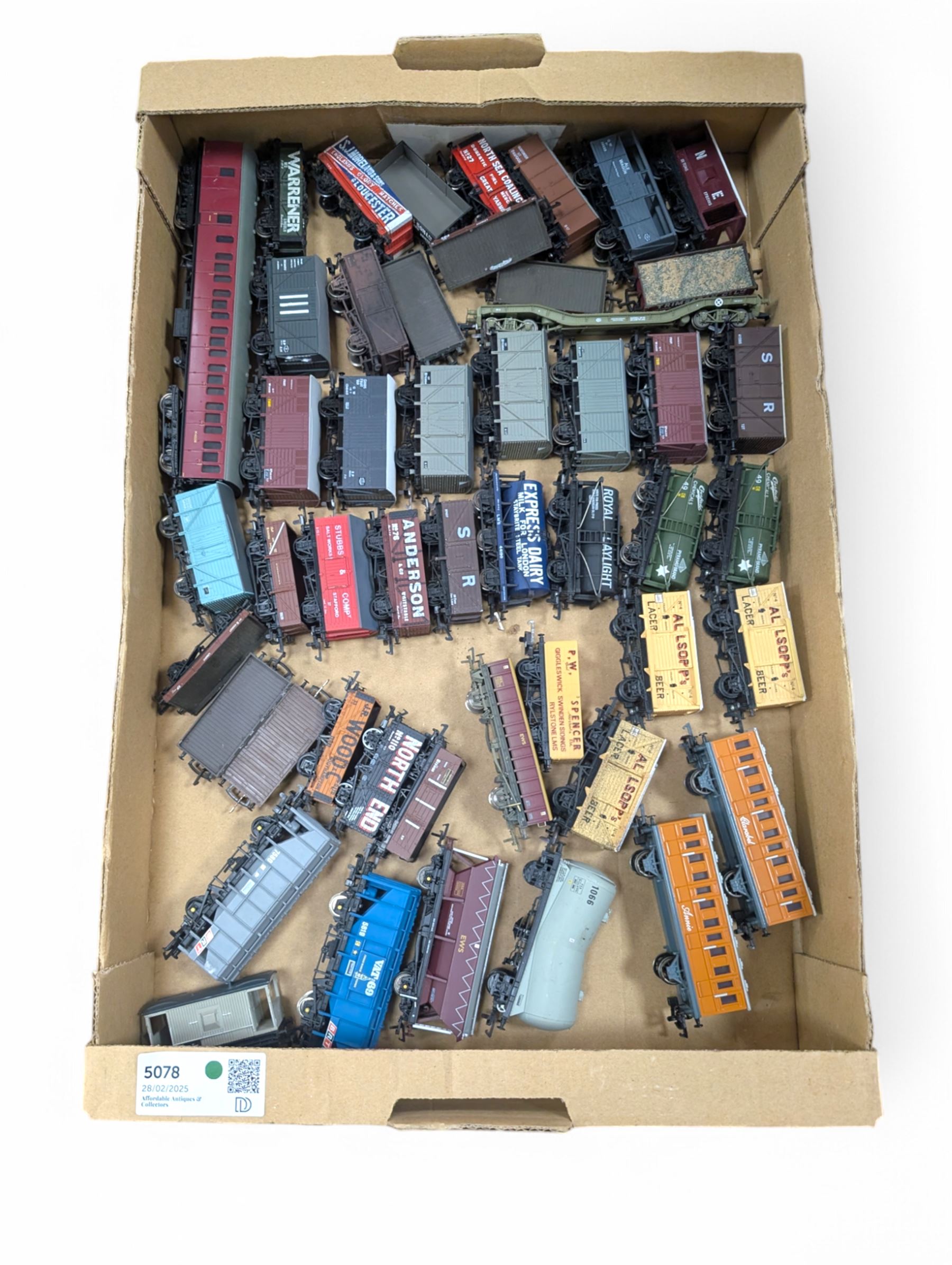 Collection of '00' gauge goods wagons, including Dapol and Bachmann examples