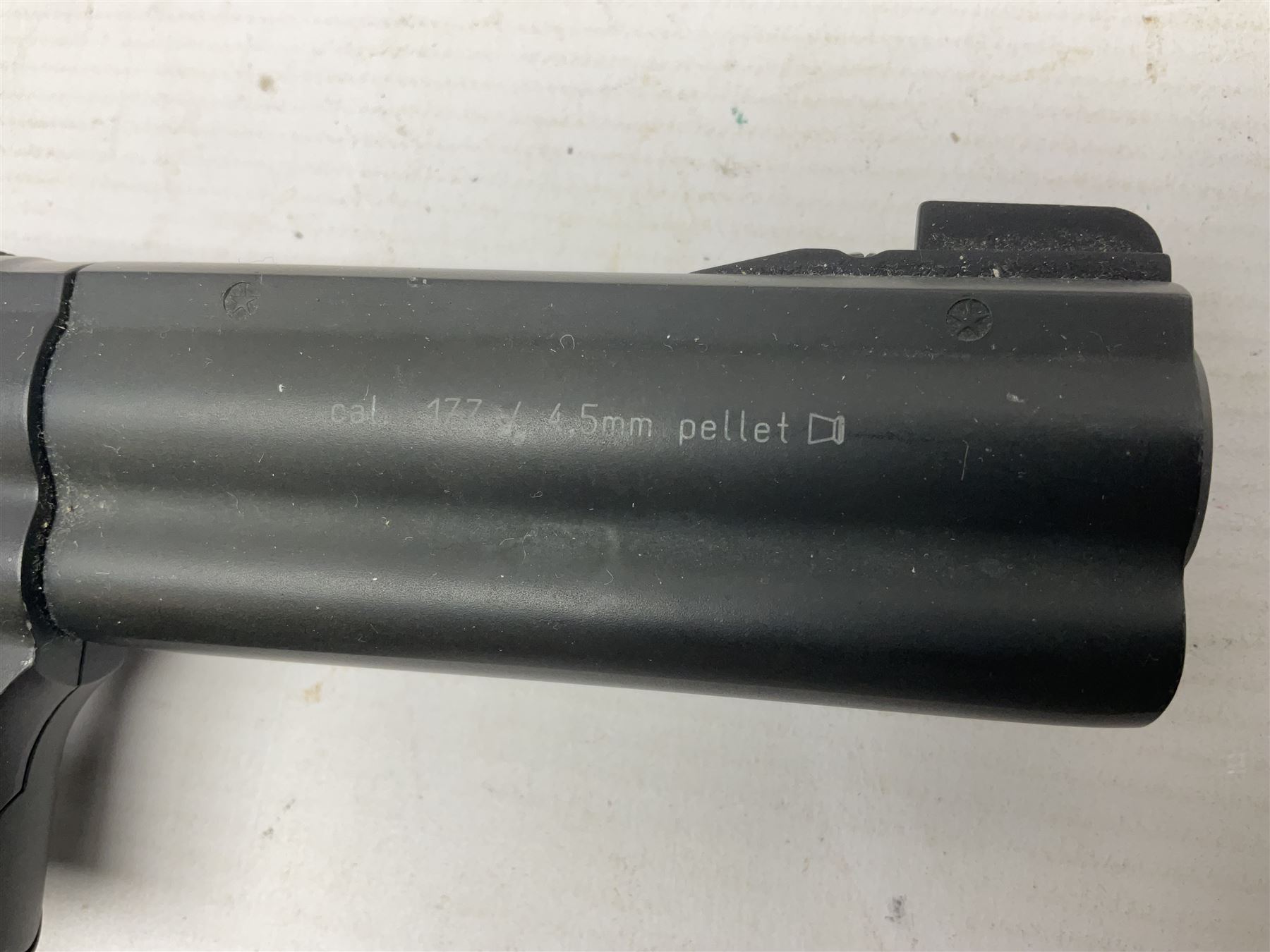 Umarex Smith and Wesson model 586-4 .177 air pistol serial no.S074938959 with circular 10-shot magazine L29cm  NB: AGE RESTRICTIONS APPLY TO THE PURCHASE OF AIR WEAPONS.