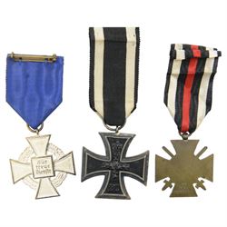WWII collection of German medals and badges, including Treue Dienst Ehrenzeichen, Honour Cross 1914-1918, two wound badges, miniature medal group upon a dress chain etc