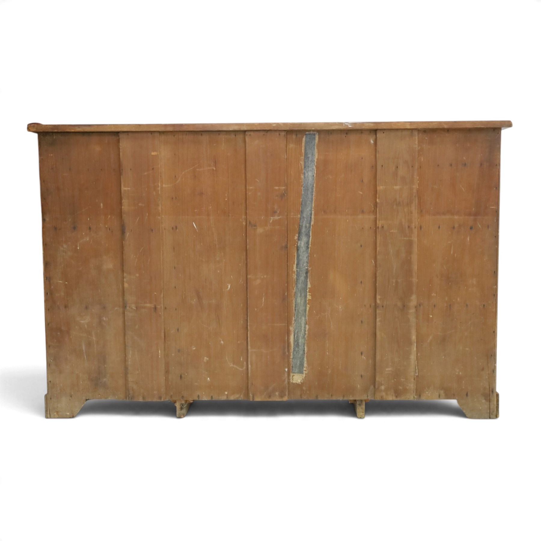 Early 20th century mahogany breakfront open bookcase, the shaped rectangular top with moulded edge, fitted with single frieze drawer over to open shelves, flanked by two shelves to each side with shaped uprights, on bracket feet