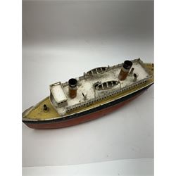 Early 20th century Gebruder Bing tinplate clockwork liner 'Leviathan', model no. B-49, H14.5cm, W37cm