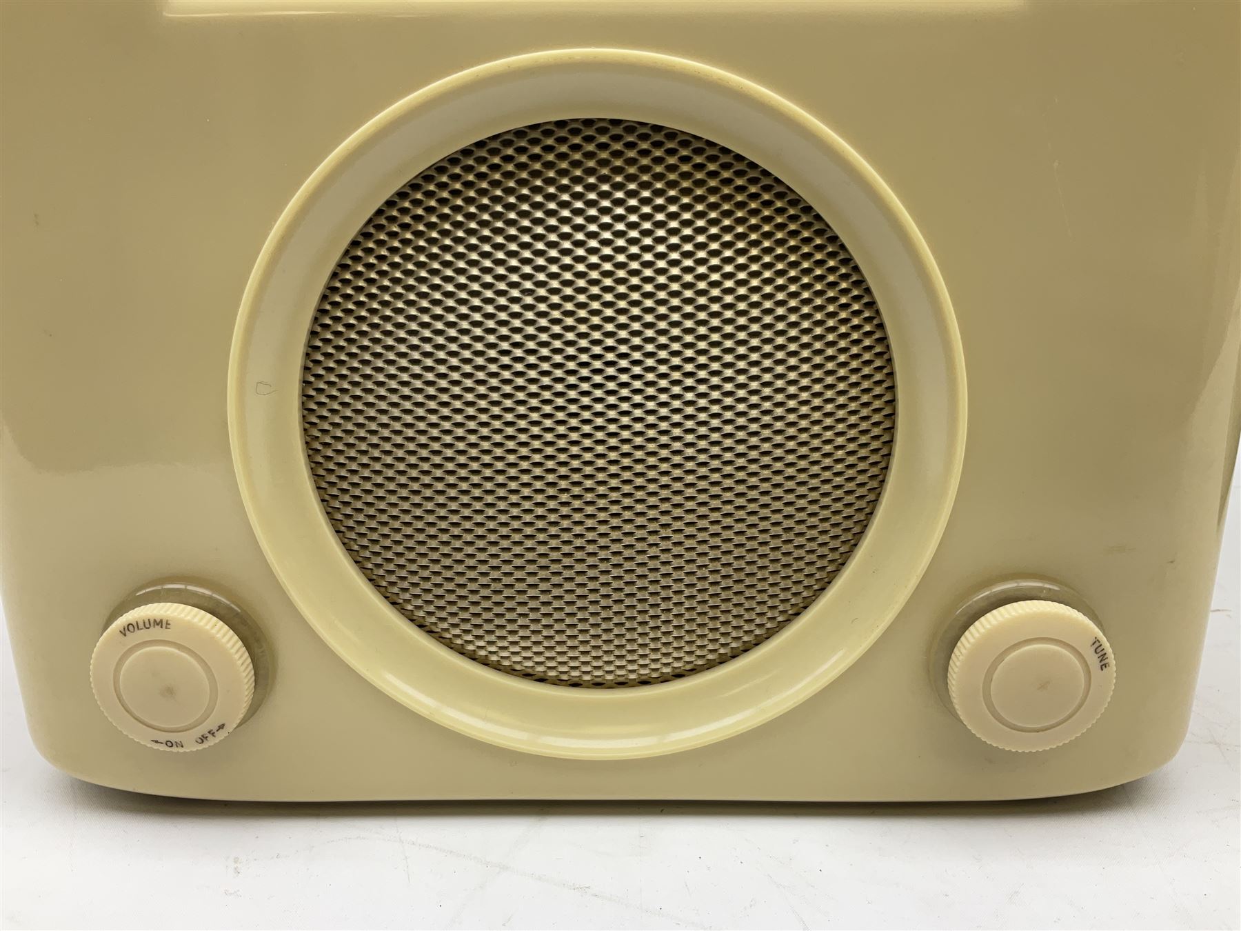 1950s Bush Type DAC 90A valve radio in cream Bakelite case, H23cm W29cm D19cm, together with Bush Type DAC 10 radio in brown Bakelite case