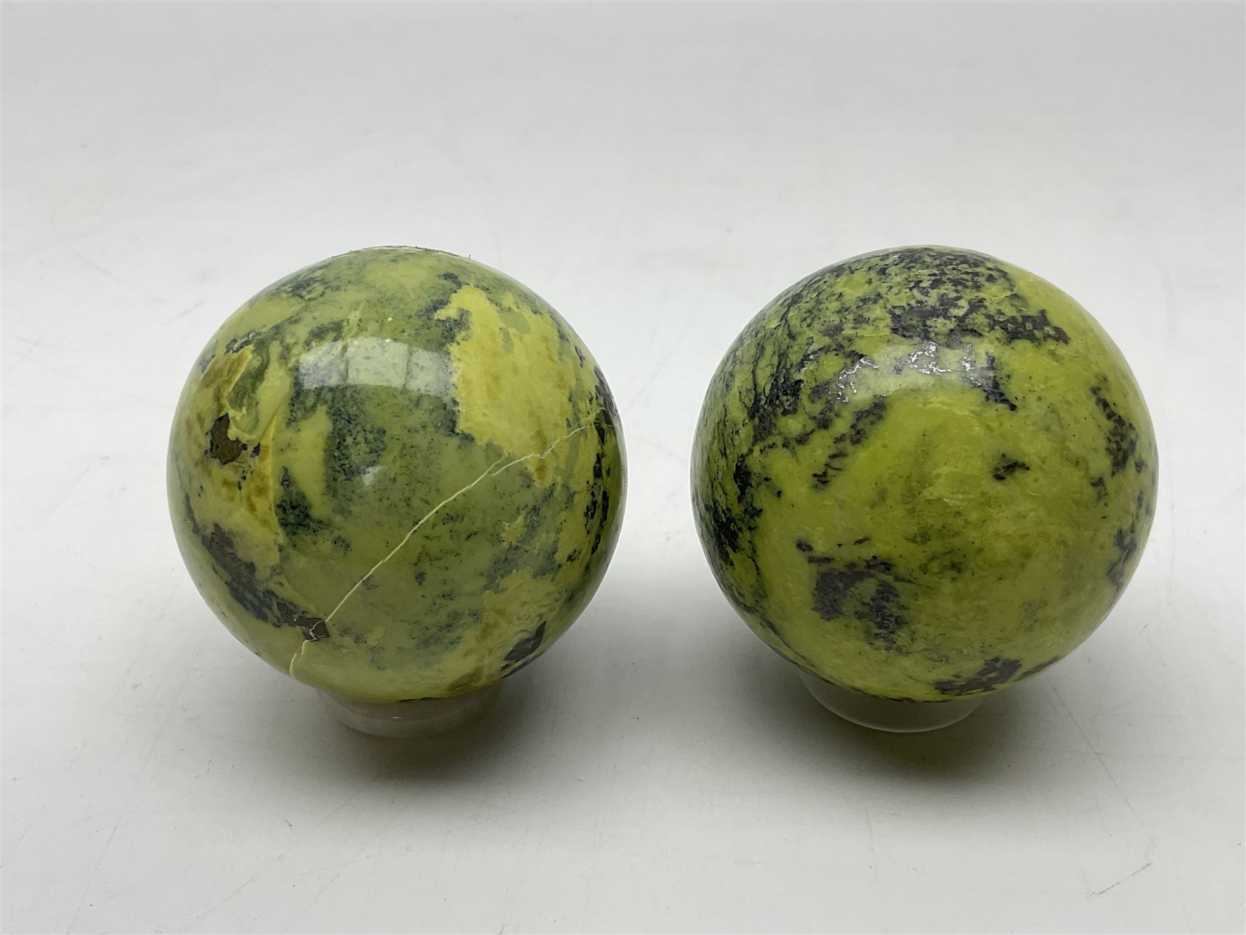 Pair of green serpentine spheres, D6cm