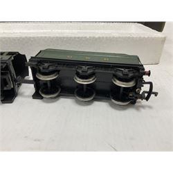 Mainline Railways ‘00’ gauge - five model steam locomotive and tenders comprising ref.37058 0-6-0 2251 Class Collett no.3205 in GWR green; ref.37062 4-6-0 Jubilee Class 6P no.45691 in BR green; ref.37079 4-6-0 Manor Class no.7812 in BR black; ref.54157 2301 Class (Deans Goods) 0-6-0 no.2538 in BR black; ref.937515 Class 2P 4-4-0 no.40568 in BR black; all in original boxes (5) 