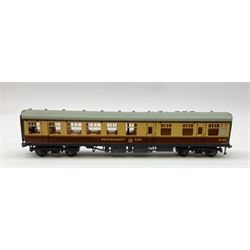 Hornby Dublo - 4070 Restaurant Car W.R. with interior fittings; and 4071 Restaurant car B.R. with interior fittings; both in boxes (2)