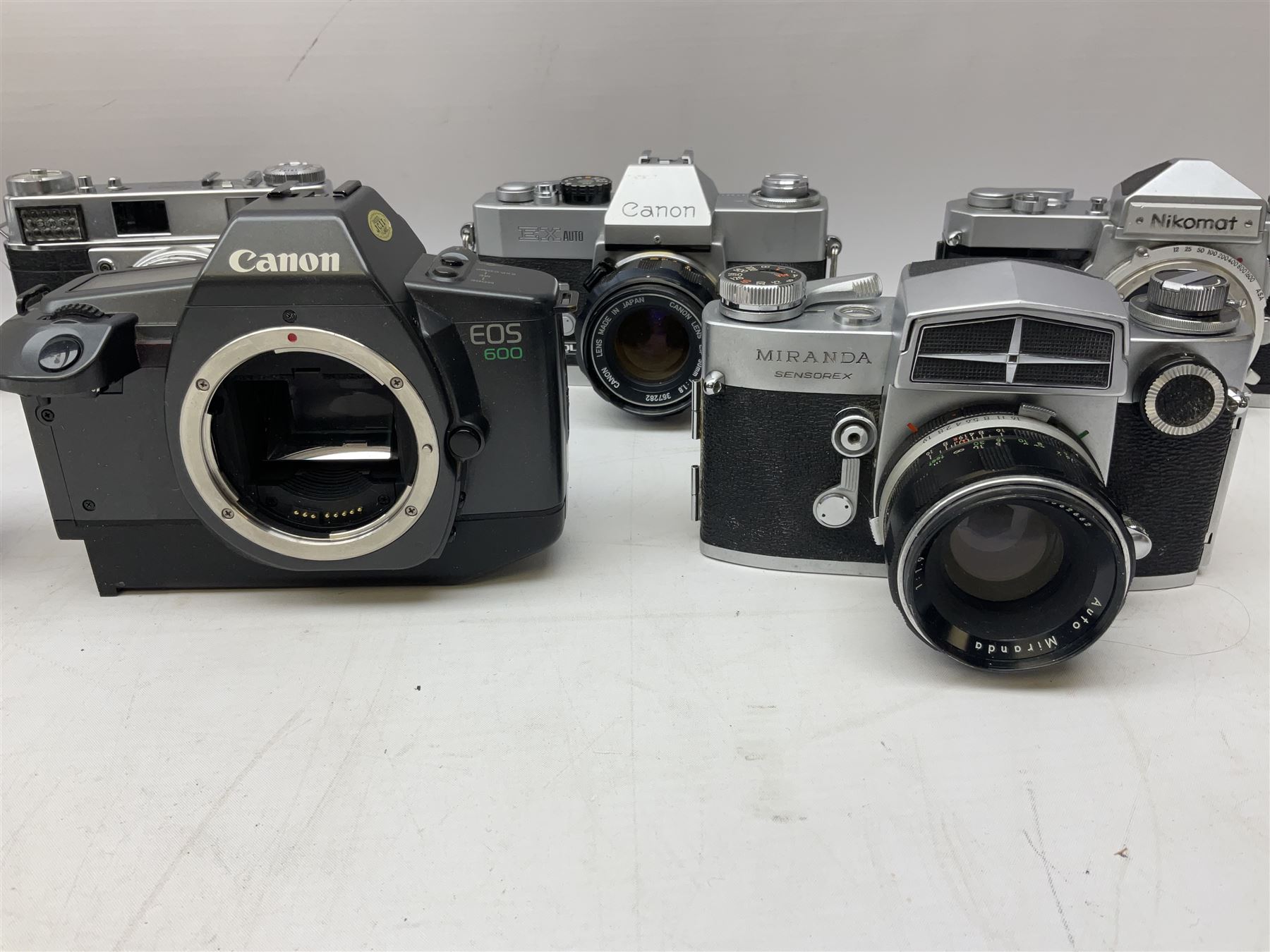 Collection of camera bodies and lenses, to include Contax 159mm, Pentacon FM, Miranda EE, Canon EXee, Praktica IV FB, 'Photax-Paragon 1:5 f=300mm no.312703' lens, 'Sirius MC Automatic 1:2.8 f=28mm, 52 No.934417 etc