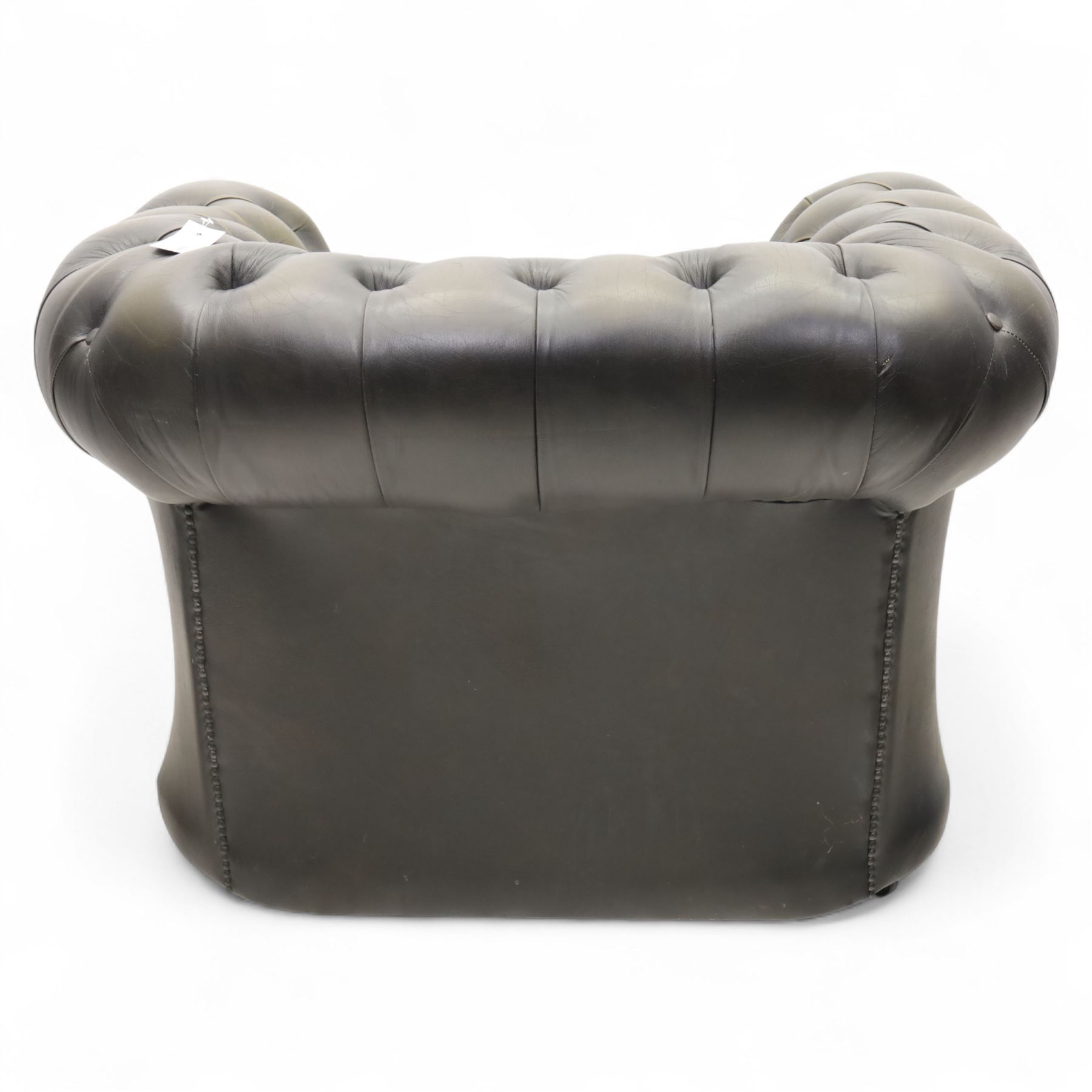 Chesterfield club armchair upholstered in green buttoned leather, with a leather buttoned matching stool 66x39x35cm, (2)