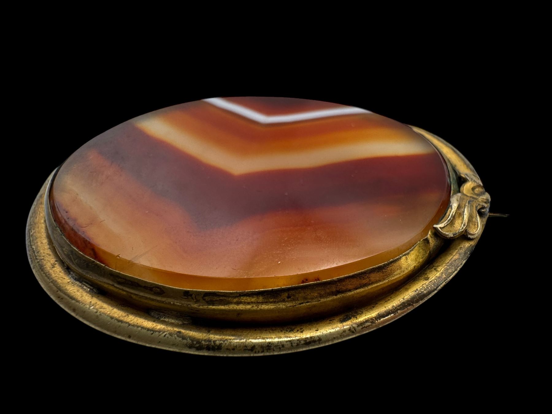 Victorian gold amethyst brooch, 20ct gold coin mounted on 9ct gold bar brooch, silver bangle, silver bracelet and an agate brooch