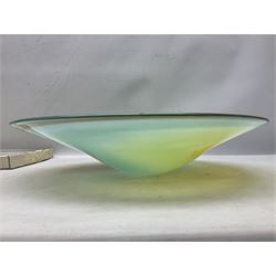 Nybro Sweden fish server with box and an art glass bowl (2), bowl D42cm