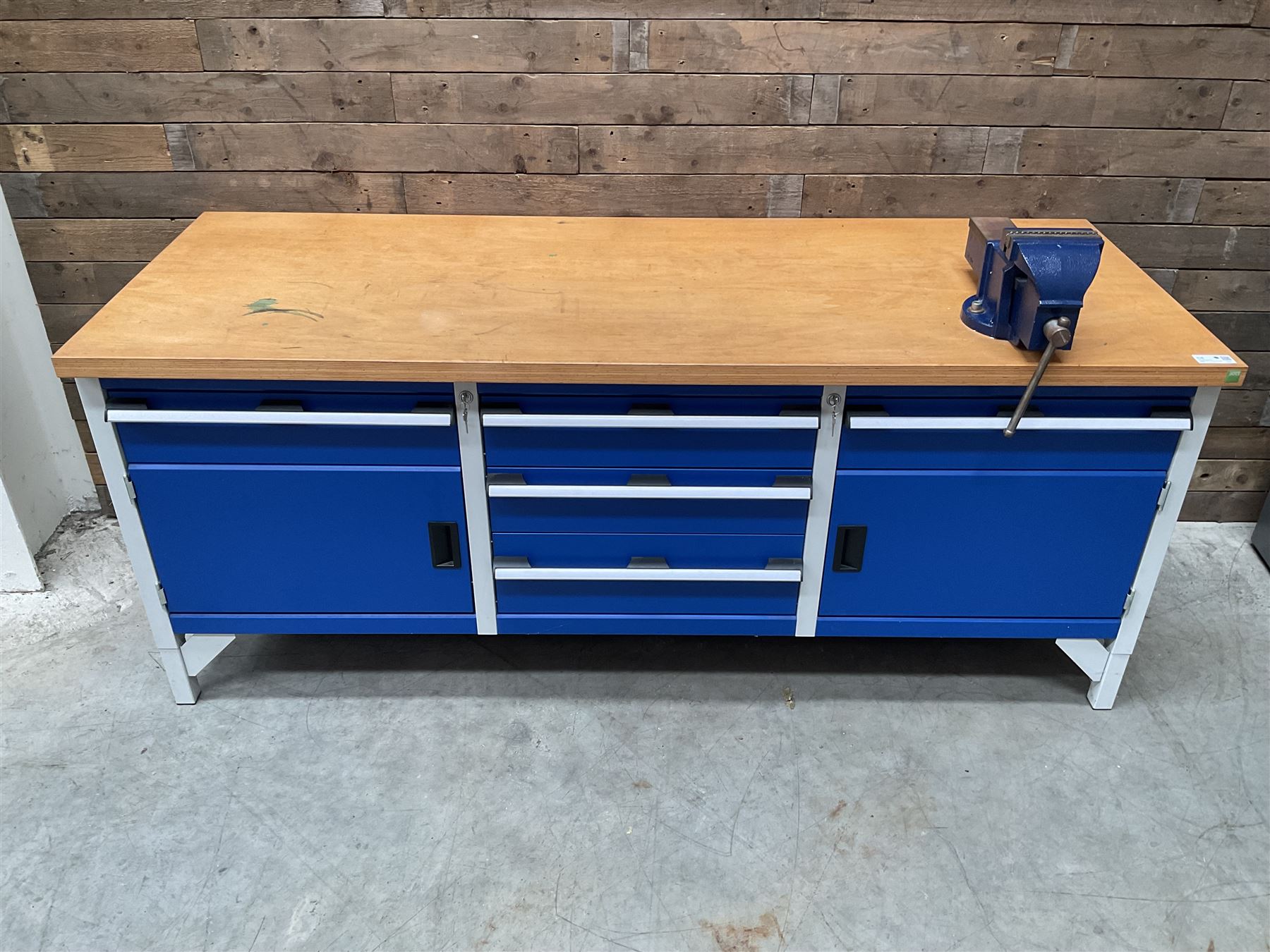 Bott cubio storage workbench, five drawers and two cupboards, single vice
