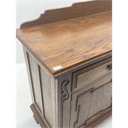 Edwardian oak sideboard, raised and shaped back, two short drawers above two cupboard doors enclosing fitted interior, shaped bracket supports