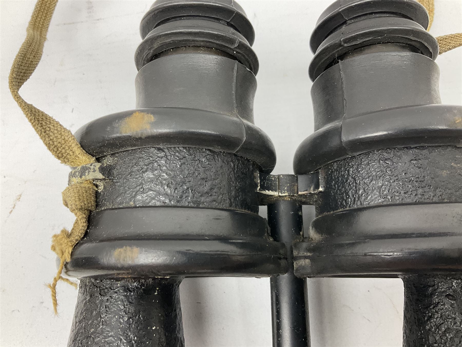 Pair of WWII German U-boat binoculars probably 7 x 50 by Leitz, with rubber eye piece protector covers and leather case stamped with Kriegsmarine mark to the lid and dated 1944, with leather strap.