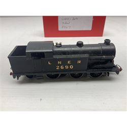 Hornby Dublo - 3-rail EDL7 Class N2 0-6-2 tank locomotive No.2690 in LNER black; in modern collector's plain red box