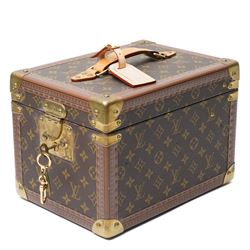 Late-20th century Louis Vuitton monogram Boîte Flacons vanity coffret, monogram canvas with lozine trim and brass mounts, single front brass lock stamped Louis Vuitton with key code 1247413, the interior fitted with leather flacon retaining loops and lift-out lidded tray with leather handle, label to interior printed Louis Vuitton Paris serial number 1045768, together with two keys stamped with matching serial numbers to the lock and luggage tag, circa late 1990s-early 2000s