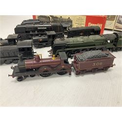 ‘00’ gauge - Airfix locomotive model kits comprising series 4 City of Truro kit and empty series 4 box, series 4 Mogul, two series 4 Harrow kits, all boxed; together with Rosebud Kitmaster Stirling kit and quantity of loose plastic locomotives and tenders from Airfix, Kitmaster, Ratio etc 