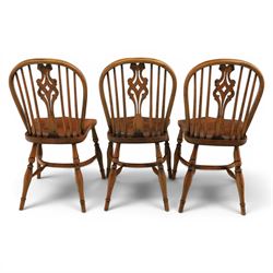 Set of six elm Windsor chairs, saddle seats with crinoline stretchers