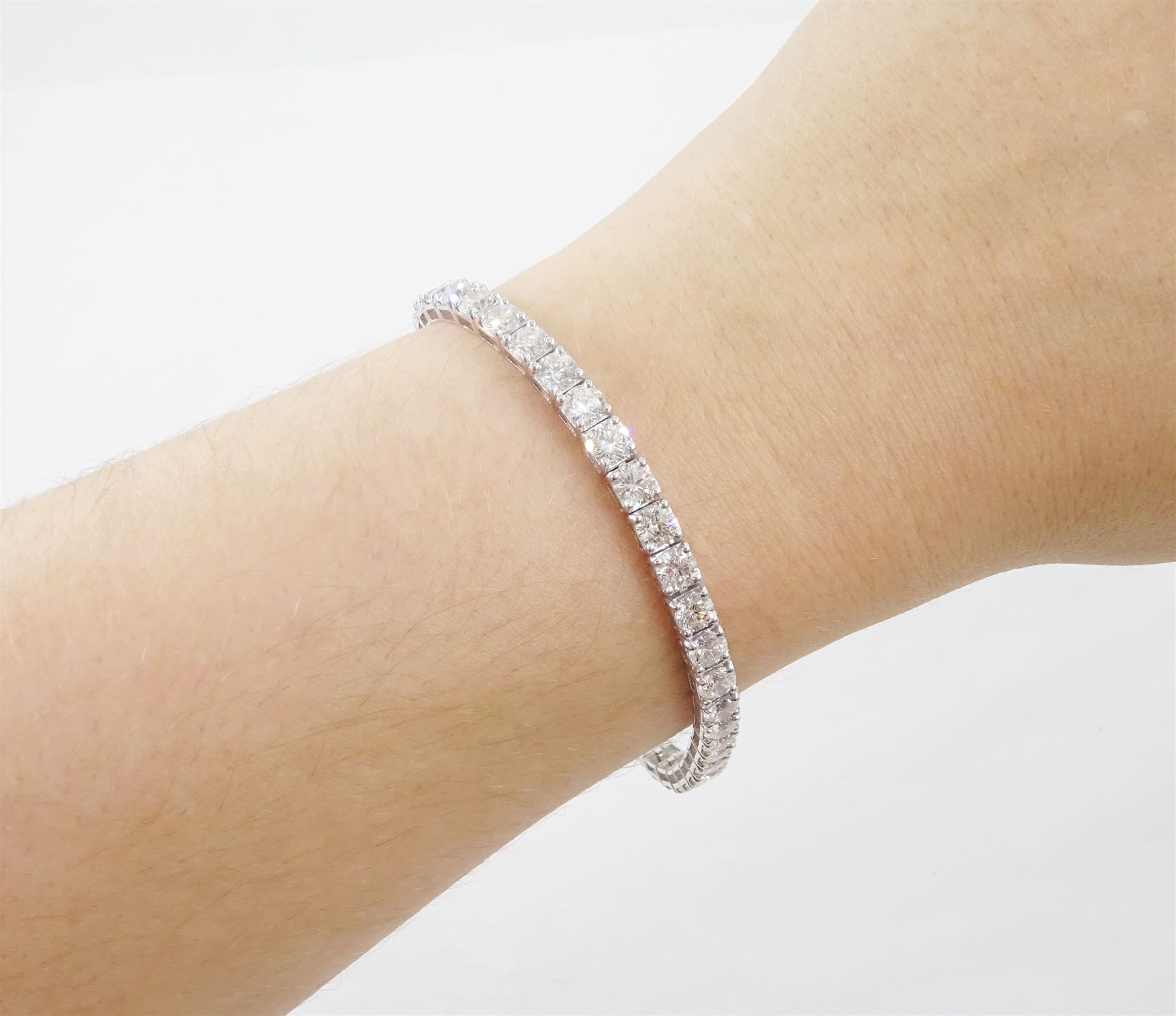 18ct white gold round brilliant cut diamond bracelet, stamped, total diamond weight approx 9.60 carat