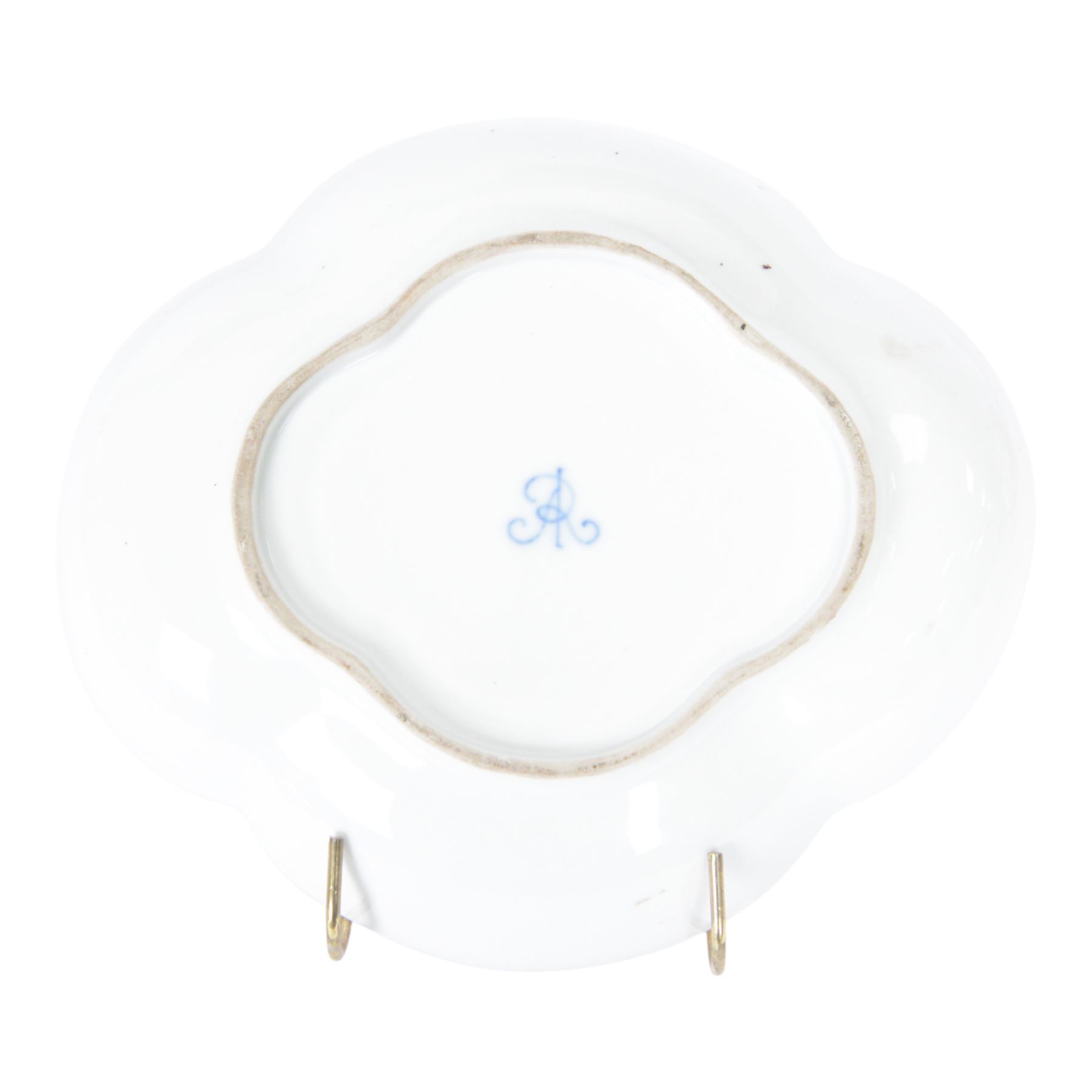 19th century Helena Wolfsohn for Dresden quatrefoil lidded bowl and stand, the panels decorated with figures in landscapes and floral sprigs, with a lemon finial to the lid, H18cm 