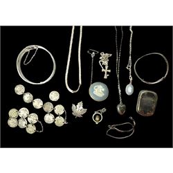 Silver vesta case and silver jewellery including bracelets, necklaces, Wedgwood Jasperware brooch and necklace etc, and a collection of costume jewellery and coins