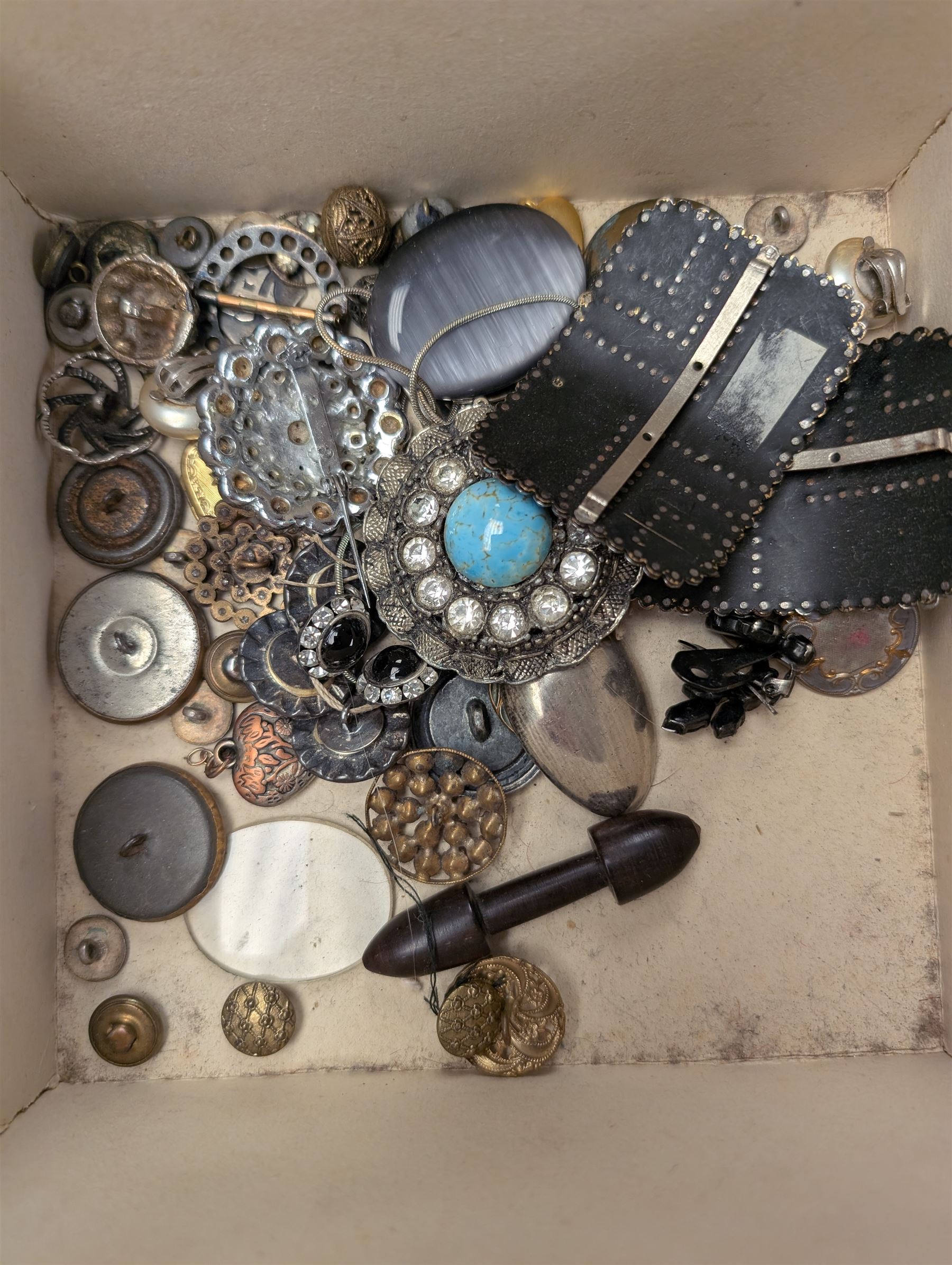 Colleciton of jewellery, including hatpins, brooches, silver earrings, etc