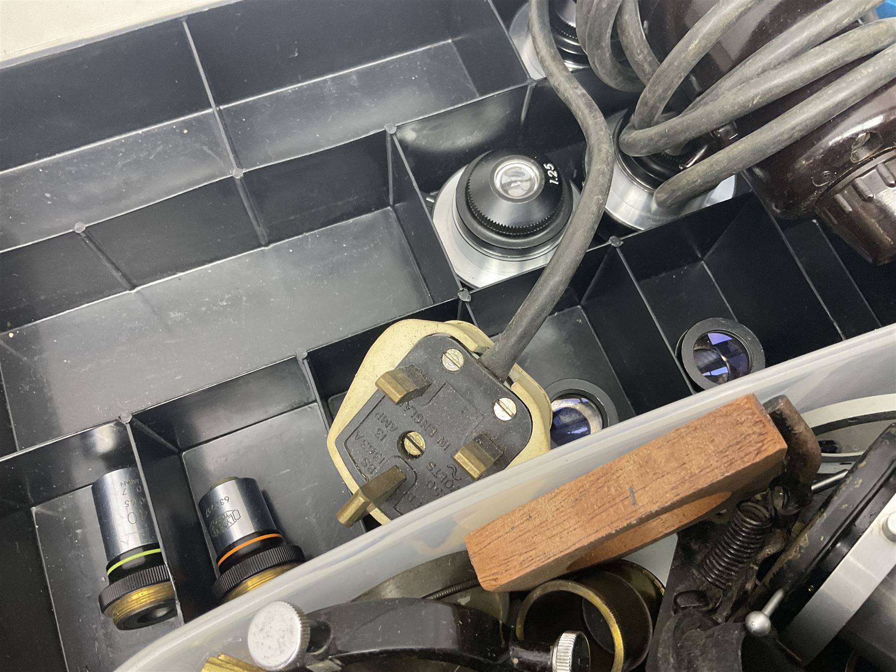 Large collection of microscope lenses, for various microscopes 