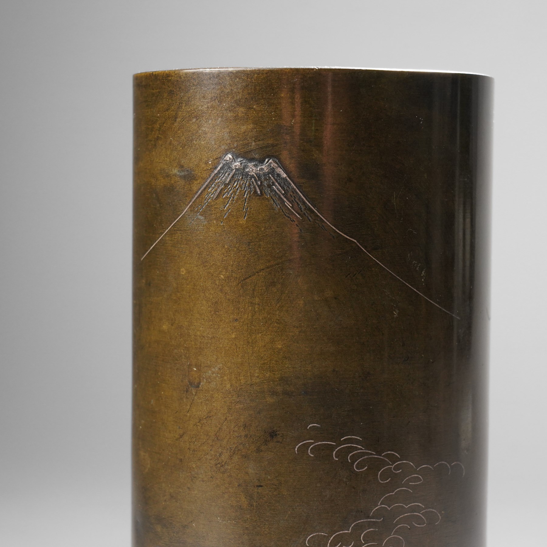  Japanese Meiji period bronze cylindrical vase, decorated with Mount Fuji in light relief, H20.5cm 
