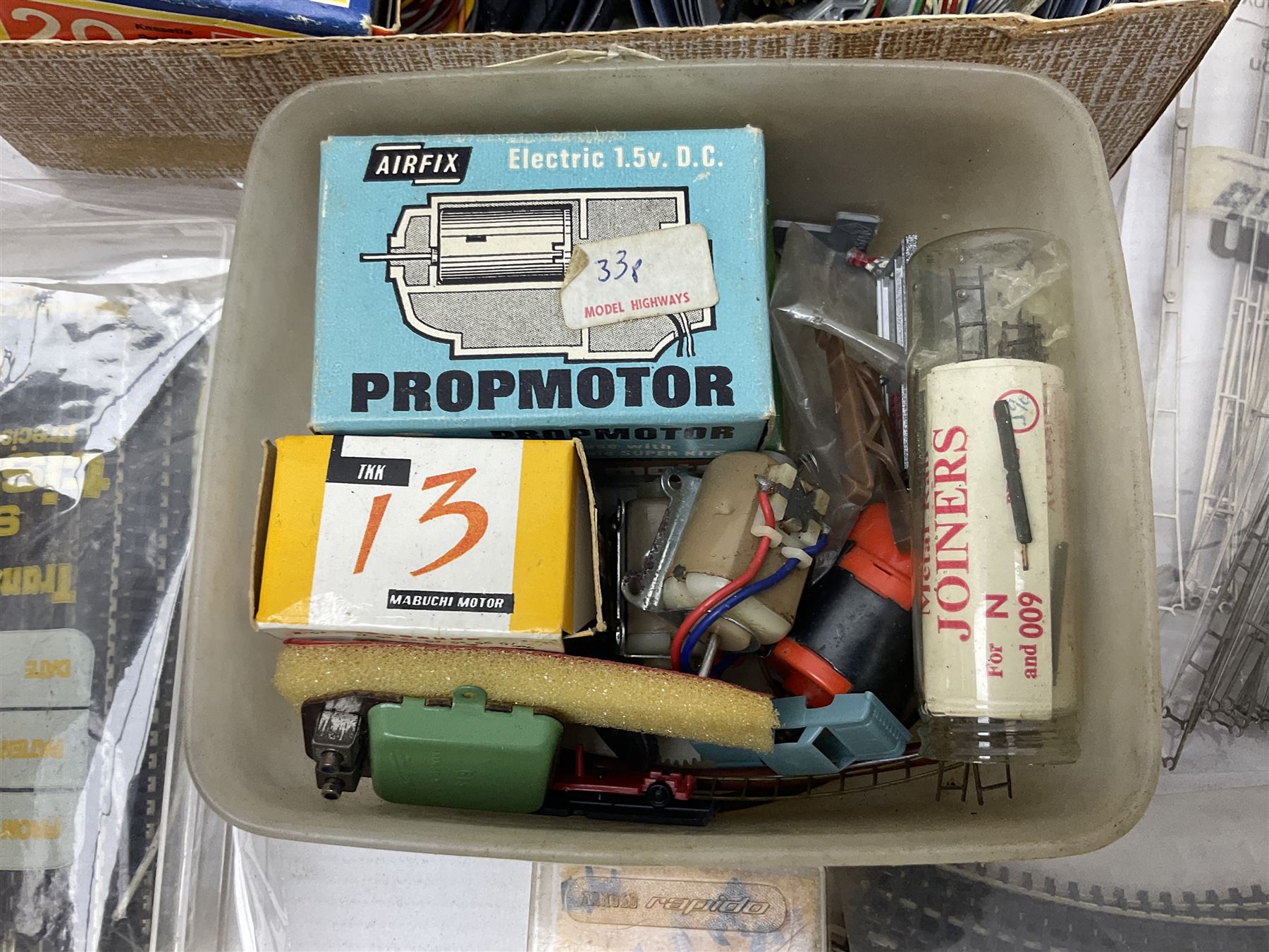 Marklin mini-club 'Z' gauge - quantity of predominantly boxed track including 8505 straights, 8530 curves, 8561 points, 8939 signals, 8591, 8507, 8510, 8564 etc; conductor wire sections with 8911 supports; short lengths, cross-overs, switches and other accessories