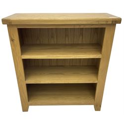 Contemporary light oak open bookcase, fitted with two shelves, on tapering feet